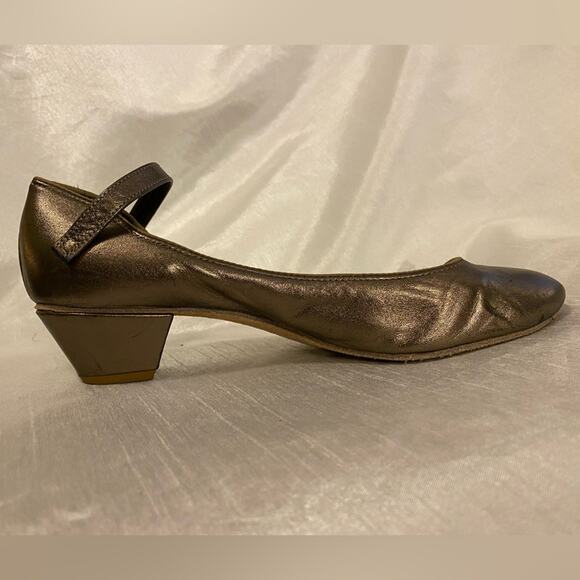 TicTacToes Gold Ankle Strap Dance Shoes Womens 6.5 1.25 inch Heel - Picture 4 of 6